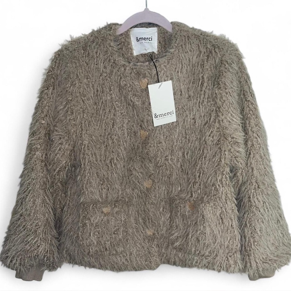 💛GORGEOUS BOUTIQUE NWT & MERCI size LARGE faux fur jacket with gold 💛 buttons!